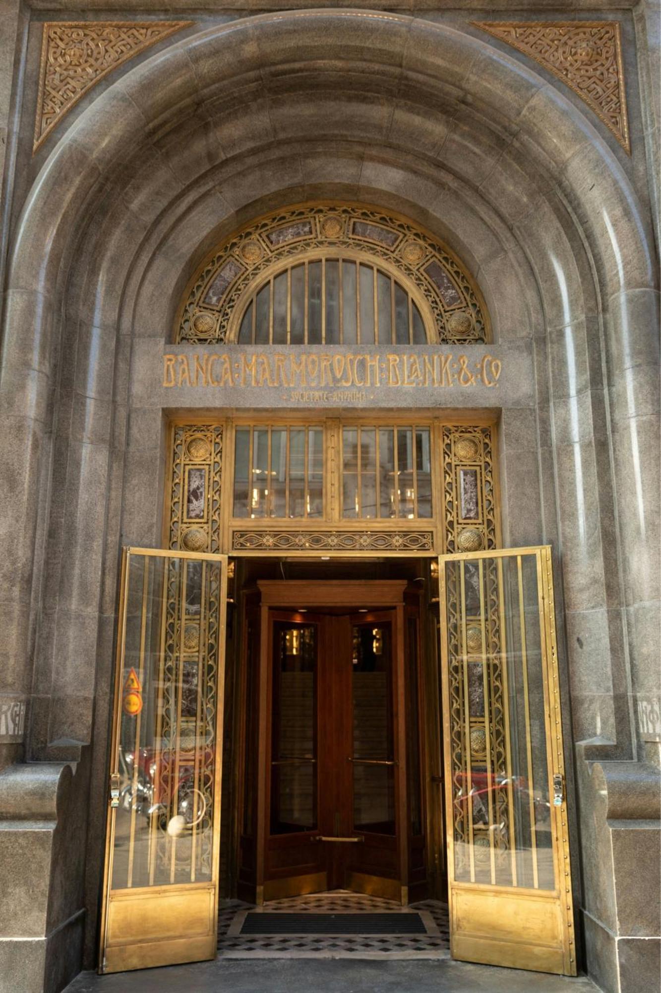 The Marmorosch Bucharest, Autograph Collection Hotel Luaran gambar Entrance to the Bank of America Building